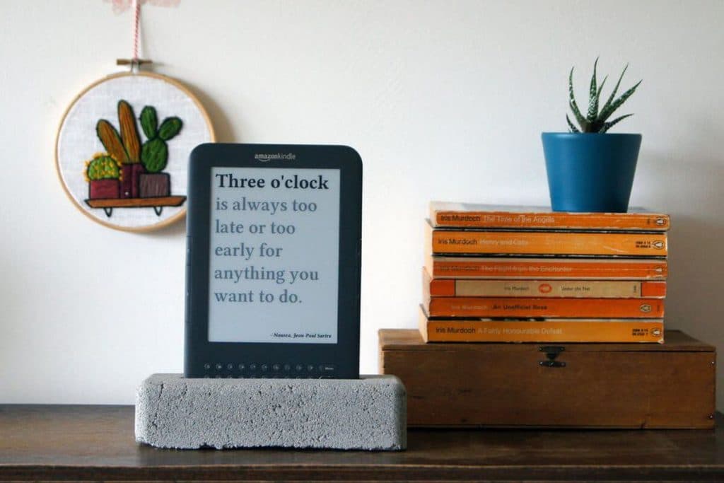Jaap Meijers has Recycled an Old Amazon Kindle into a surprisingly useful Literary Quote Digital Clock